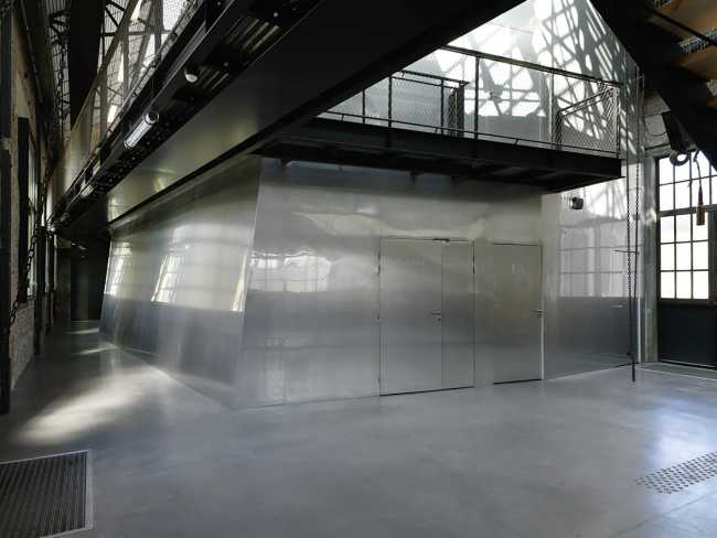 Un cubo in alluminio riflettente crea una sala